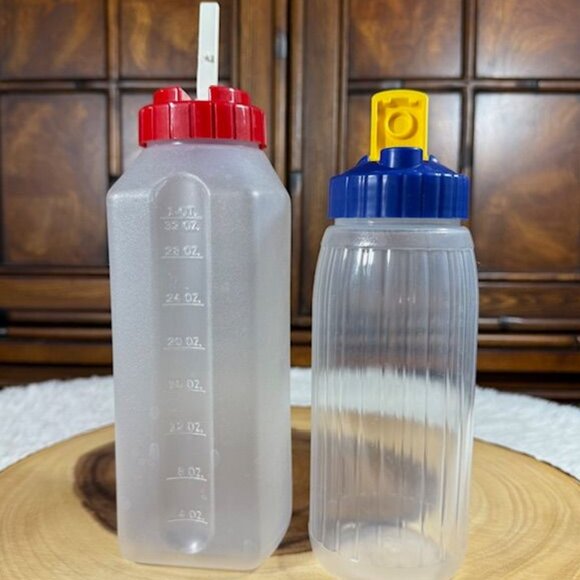Vintage Set of 2 Rubbermaid 1qt Red Measuring + 1.25pt Blue Flip Top Bottles - Picture 1 of 12